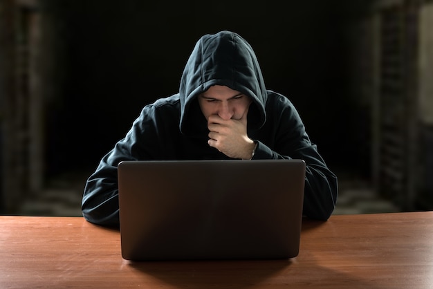 Hacker vor seinem Computer