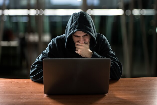 Hacker vor seinem Computer