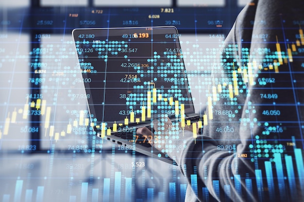 Hackerhände mit Laptop mit kreativem Forex-Diagramm mit Candlestick-Diagrammindex