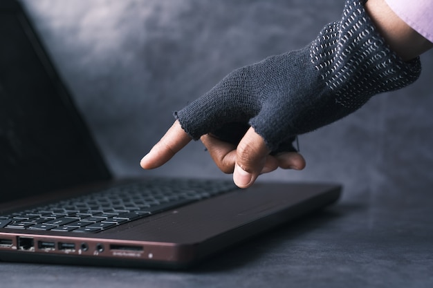 Hackerhand stiehlt Daten vom Laptop