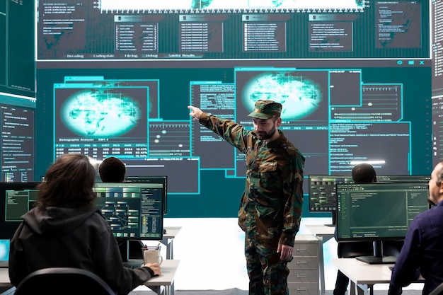 Hackeros militares en una sala de operaciones cibernéticas del servicio secreto