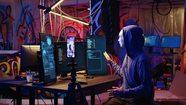 Los hackers enmascarados filman el video del rescate.