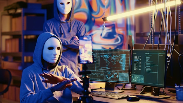 Los hackers filman el video del rescate en secreto en el cuartel general.