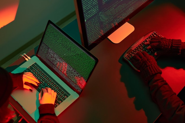 Los hackers de la guerra cibernética rompen la seguridad personas anónimas acceden a datos secretos programación de ataques cibernéticos