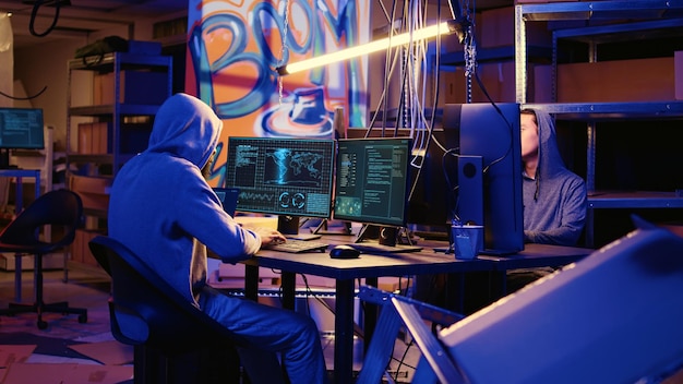 Los hackers hacen sabotaje informático.