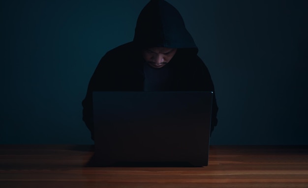 Hackers trabalham em laptops no escuro O conceito de segurança da informação na rede da Internet e espionagem de informações