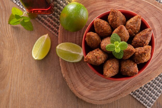 Hackfleisch aus dem Nahen Osten. Gebratenes Snack-Partygericht Draufsicht.