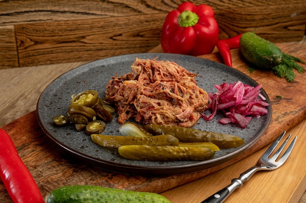 Hackfleisch mit eingelegten Gurken und Kohl