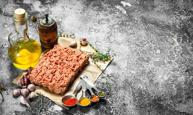 Hackfleisch mit Gewürzen, aromatischen Kräutern und Olivenöl.