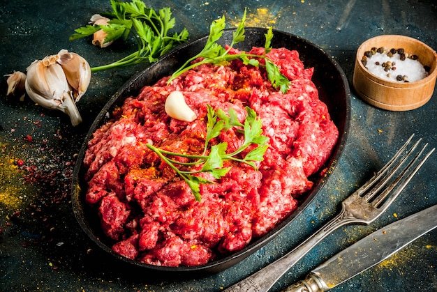 Hackfleisch mit Gewürzen und frischen Kräutern zum Kochen