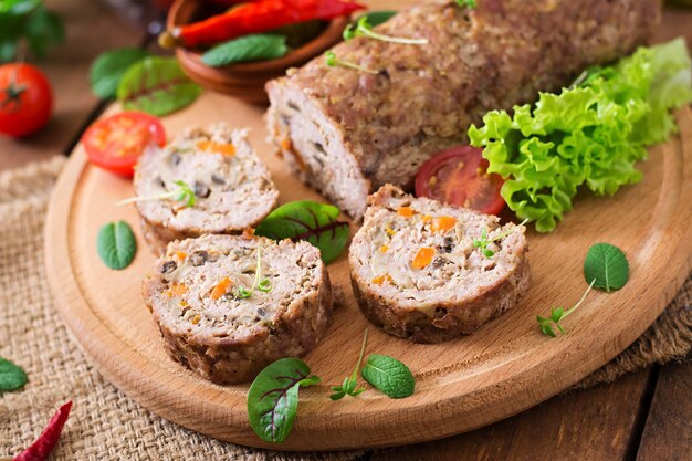 Hackfleischbrötchen mit Pilzen und Karotten