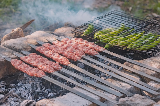 Hackfleischspiesse auf Grillkohlen braten