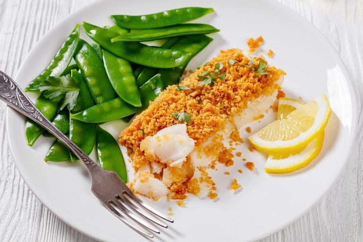 Foto haddock assado com coberturas de biscoitos e ervilhas