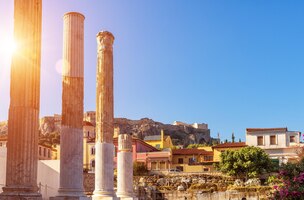 Foto hadriansbibliothek im sonnenlicht akropolis in ferne athen griechenland es sind berühmte wahrzeichen von athen städtische sonnige landschaft von athen