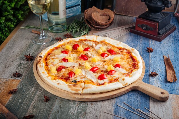 Hähnchen-Ananas-Pizza mit Kirschtomaten