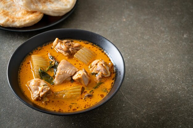 Hähnchen-Curry-Suppe mit Roti oder Naan mit Hähnchen-Tikka-Masala - asiatische Küche