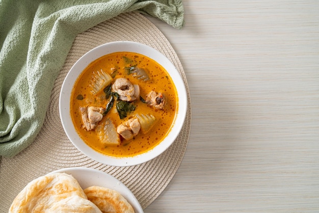 Hähnchen-Curry-Suppe mit Roti