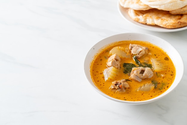 Hähnchen-Curry-Suppe mit Roti