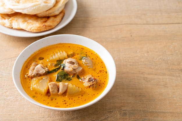 Hähnchen-Curry-Suppe mit Roti