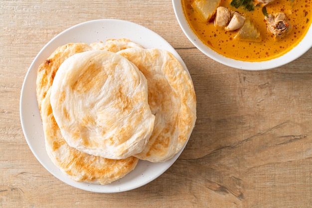 Hähnchen-Curry-Suppe mit Roti