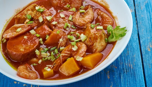 Hähnchen-Garnelen-Wurst-Gumbo - Louisiana-Küche