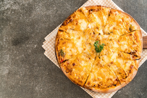 Hähnchen gegrillte Pizza mit tausend Inselsoße