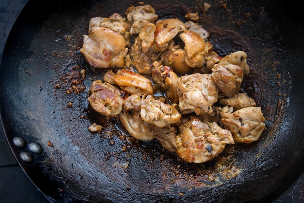 Hähnchen in einer Wokpfanne, Kochvorgang, asiatisches Essen