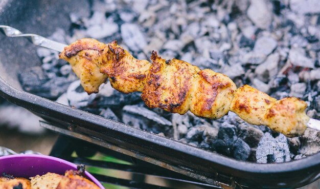 Hähnchen-Kalbfleisch-Kebabs grillen auf dem Spießgrill