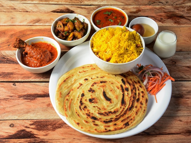 Hähnchen Maharaja Thali Speisenplatte besteht aus einer Vielzahl von GemüseHähnchenfleischlinsenReis-Süßgericht-Snacks usw. selektiver Fokus