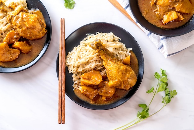 Hähnchen Massaman Currypaste mit Nudel