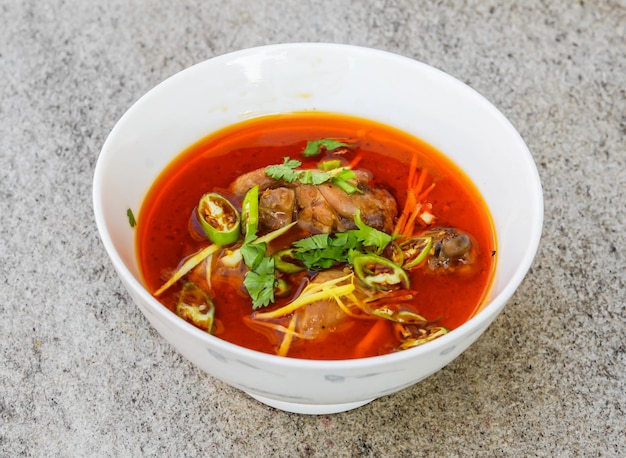 Hähnchen-Nihari mit Naan-Roti, serviert in einer Schüssel isoliert auf dem Hintergrund, Draufsicht auf indische Gewürze und pakistanisches Essen