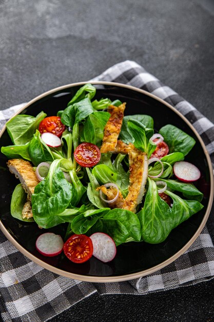 Hähnchen Salat Fleisch frisches Gemüse Tomate Rettich grüne Blätter Salat Mahlzeit Snack