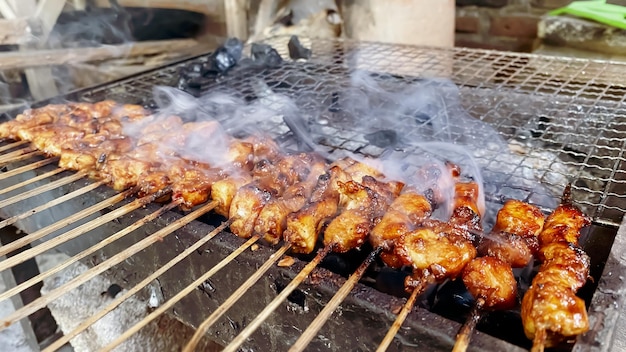 Hähnchen-Satay am Nachmittag grillen