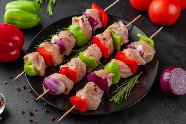 Hähnchen-Schaschlik oder Schaschlik kochen. Rohes Hühnerfleisch mit Gemüse, Paprika und Zwiebeln am Spieß