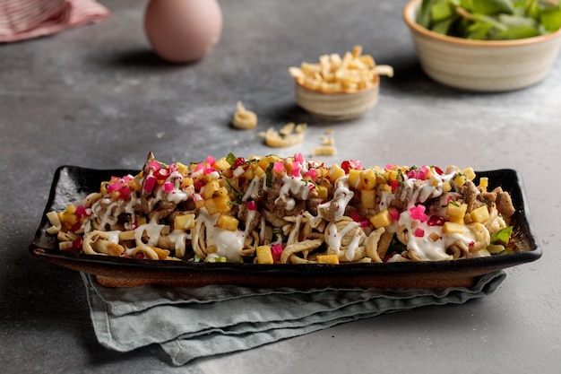 Hähnchen Shawarma Nachos serviert in Teller isoliert auf Tischplatte Blick auf das arabische Frühstück