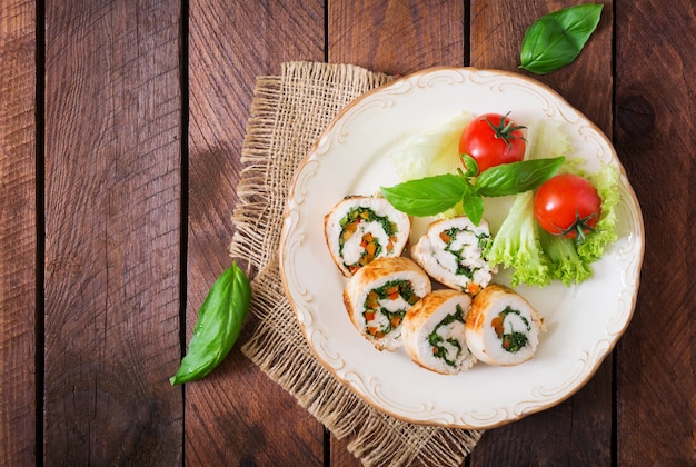 Hähnchenbrötchen mit Gemüse, garniert mit Salat.