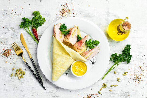 Hähnchenbrötchen mit Speck und Spargel Restaurant Gericht Menü Ansicht von oben