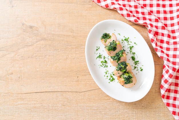 Hähnchenbrust gefüllt mit Spinat und Käse auf Teller