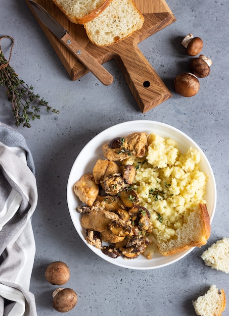 Hähnchenbrust in Rahmsauce mit Champignons, Zwiebeln und Thymian, dazu Couscous.