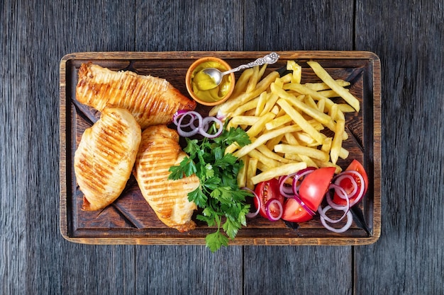 Hähnchenbrust mit Pommes frites und Salat