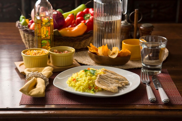 Hähnchenbrustfilet mit gelbem Gemüsereis Peru peruanische Küche Servierplatte Comfort Food