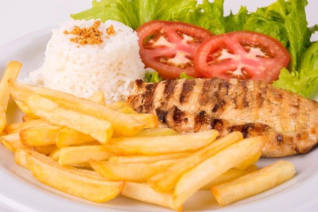 Hähnchenbrustfilet mit Pommes Frites, Reis und Salat