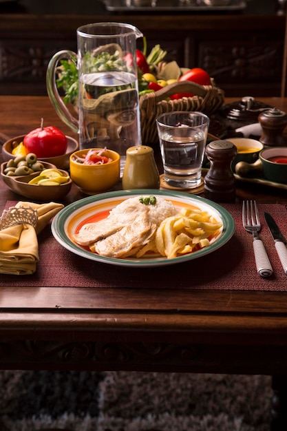 Hähnchenbrustfilet pommes frites peruanisches traditionelles essen mise en place holztisch