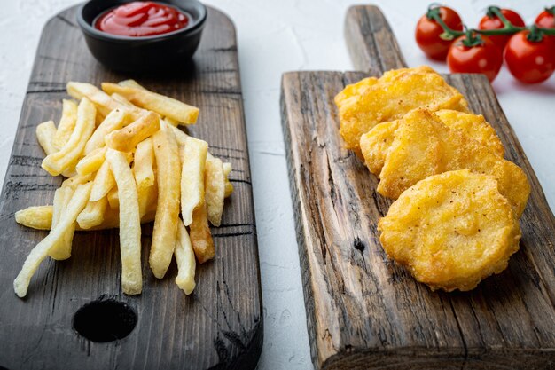 Hähnchenbrustnuggets auf weißem Tisch gebraten.