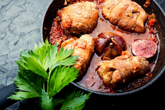 Hähnchenbrustrollenbraten mit Feigen