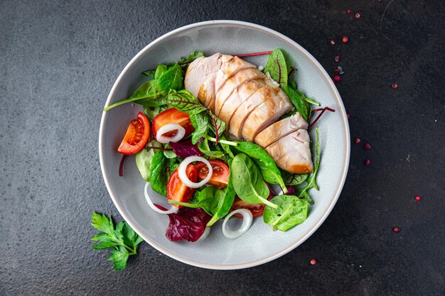 Hähnchenbrustsalat Ostersalat Gemüse Tomate Zwiebel Grünmischung Blattsalat Keto oder Paleo