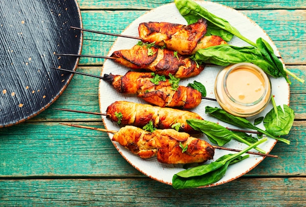 Foto hähnchenbrustspieße hähnchen-satay