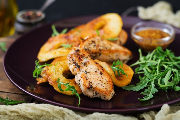 Hähnchenfilet mit auf dem Grill gekochten Äpfeln.