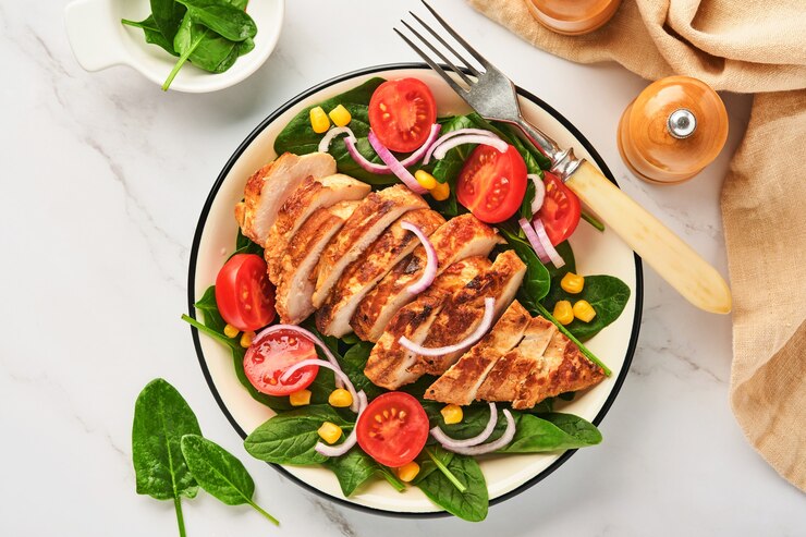 Foto hähnchenfilet mit salat-spinat, kirschtomaten, kornblume und zwiebel
