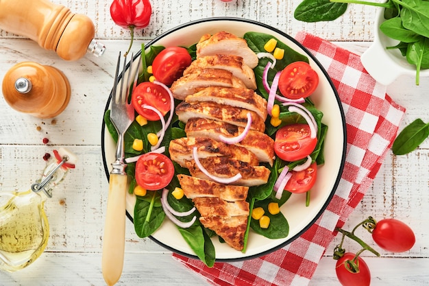 Hähnchenfilet mit Salat-Spinat, Kirschtomaten, Kornblume und Zwiebel